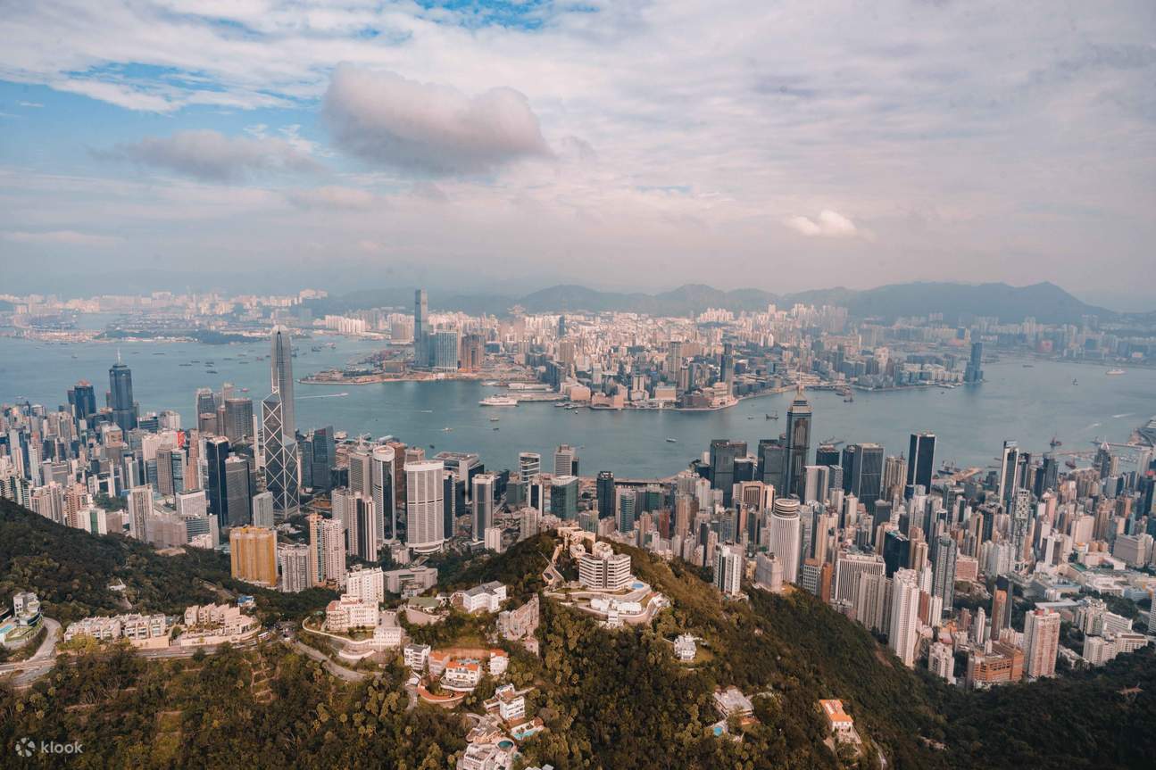 维多利亚港等著名地标的高空景色